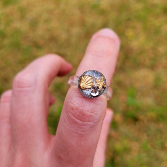 Black Sand Beach Scene Gold Starfish Shell Diamond Plastic Ring Size 6 - Picture 3 of 13